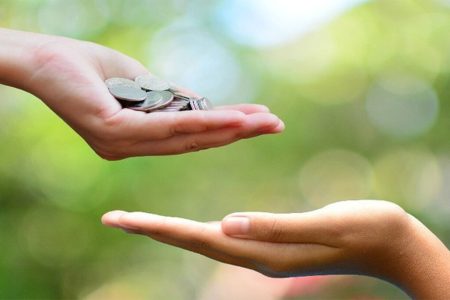 صدقه در کلام اهل‌بیت(ع): گنجی برای پاکی دل و جان