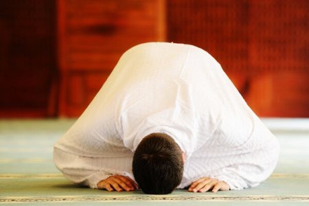 وقتی رفتار موافق دستور خدا باشد و مخالف نهی او نباشد،اطاعت است