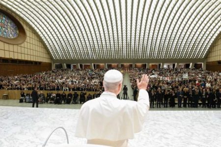 به‌جای آنکه به تلفن‌های همراه خود خیره شوید، به آسمان بنگرید