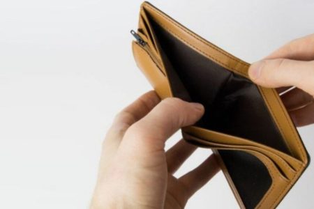 آیا مرد می‌تواند بدون اجازه از پول همسرش خرج کند؟