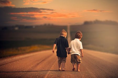 چگونه دوستی‌ها مسیر هویت، ایمان و موفقیت فرزند ما را می‌سازند؟