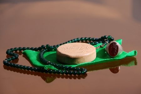 حکم حائل بین مهر و پیشانی در حالت سجده نماز