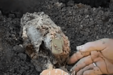 کشف پیکر مطهر شهیدی با قمقمه‌ای پر از آب