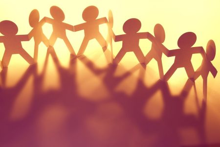 نقش همسالان و گروه‌های اجتماعی در دین‌گریزی جوانان