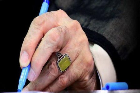 دستخط رهبر انقلاب برای نوه شهید حاجی‌زاده / قرآن کریم را خوب حفظ کنید