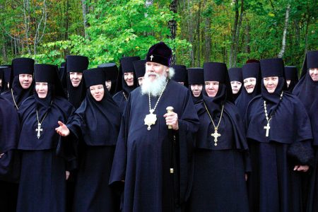 چرا مریم مقدس در نقاشی‌ها بی‌حجاب است اما اسلام پوشش را واجب می‌داند؟