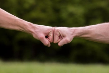 مثل آهنربا، احترام دیگران را جلب کنید: راهنمای عملی زندگی اخلاقی و با ارزش