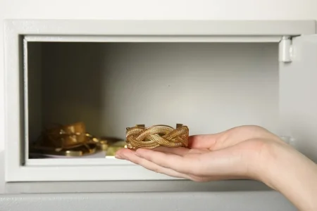 آیا ذخیره طلا و ارز از منظر اسلام حلال است؟