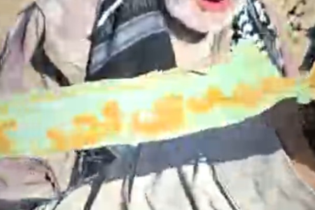 تفحص پیکر شهید با سربند «یامهدی ادرکنی» در شلمچه