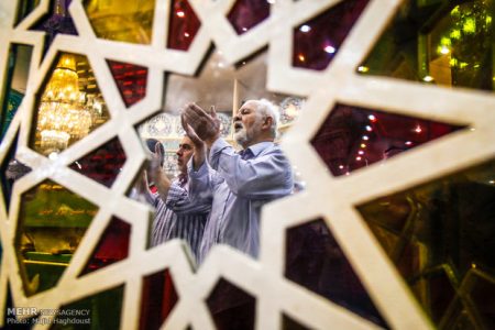 سالک مسلمان در ظاهر با مردم و در باطن با خداست