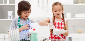 چطور در شرایط اقتصادی امروز، کودک شاد، خلاق و مسئول تربیت کنیم؟/ راهکارهای کمهزینه برای والدین