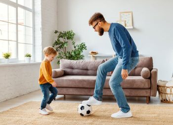 چطور در شرایط اقتصادی امروز، کودک شاد، خلاق و مسئول تربیت کنیم؟/ راهکارهای کم‌هزینه برای والدین