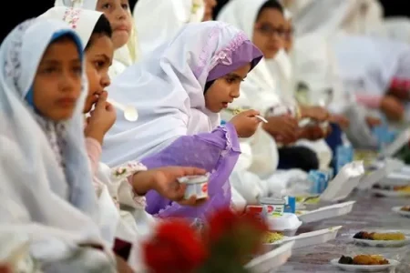 سفره افطار، بستری برای جامعه‌پذیری دینی فرزندان/ چگونه با کودکمان از روزه بگوییم؟