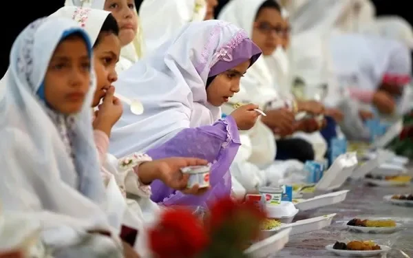 سفره افطار، بستری برای جامعه‌پذیری دینی فرزندان/ چگونه با کودکمان از روزه بگوییم؟