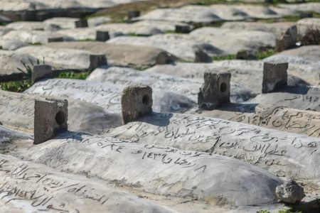 زیارت قبور والدین چه آثار و برکاتی دارد؟