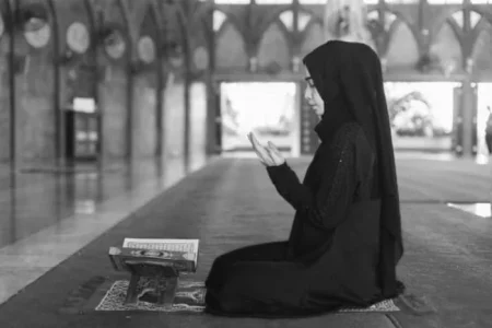 چرا در اسلام لباس مشکی مکروه است؟ | راز یک توصیه دینی و تفاوت حکم برای زنان و مردان