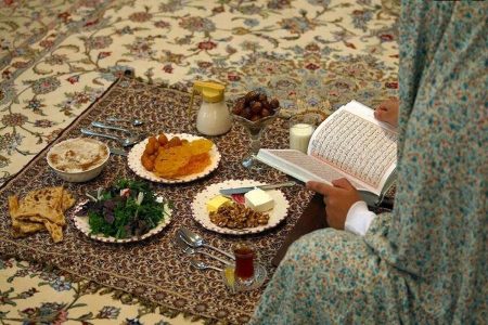 نقش مادر در ایجاد فضای معنوی ماه رمضان: سادگی، آرامش و همدلی در شرایط دشوار