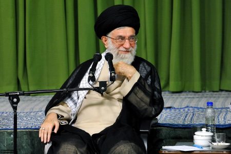 یوسفعلی میرشکاک با اشک از رهبر شهید انقلاب می‌خواند