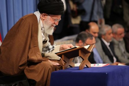 تلاوت، تدبر و عمل؛ سه گام در مسیر قرآنی شدن جامعه در اندیشۀ رهبر شهید