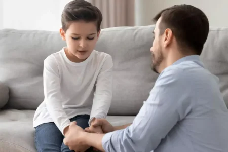 ببینید| چگونه با صداقت و آرامش به پرسش‌های نوجوانان در بحران پاسخ دهیم