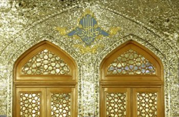رقص نور در آستانه ایمان؛ روایت هنر آینه&zwnj;کاری از صفویه تا امروز در حرم امام رضا(ع)