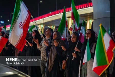 ملتی که ایستادگی کند هرگز روی شکست را نخواهد دید