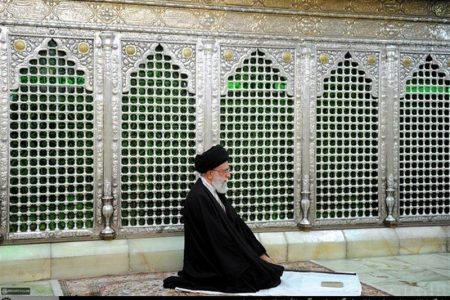 رهبر شهید در حرم حضرت معصومه سلام الله علیها