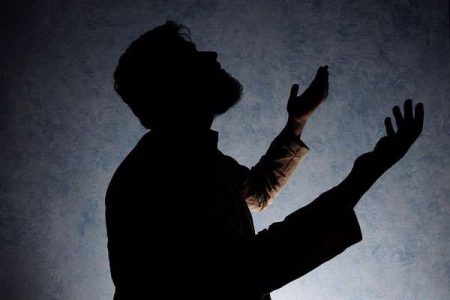 چرا هنگام دعا دست‌ها را به آسمان بلند می‌کنیم؟