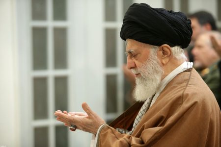 ببینید| مکبر نماز‌های رهبر شهید: حضرت آقا به نماز اهمیت زیادی می‌دادند