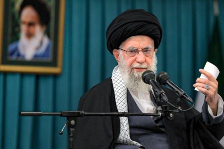 نسخه صوتی کتاب «۴۴ ویژگی شخصیت رهبر شهید انقلاب» منتشر شد