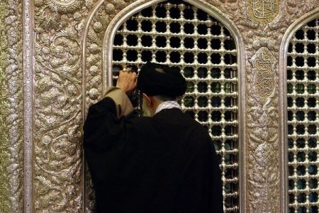 فیلمی خاص از حضور رهبر شهید انقلاب درحرم امام رضا علیه‌السلام