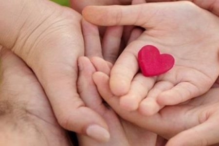 تربیت ایثار در کودکان؛ چرا بچه‌ها با سخنرانی بخشنده نمی‌شوند؟
