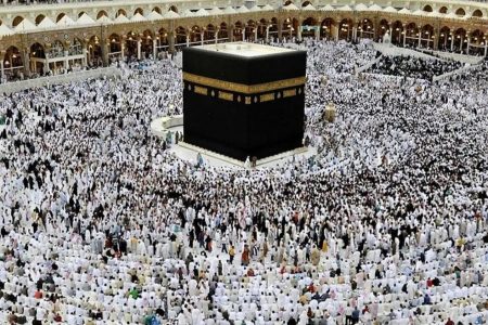 آیین طواف خانه خدا از نظر تاریخی و دینی چگونه بوده است؟