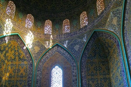 آثار هنری در پرتو علم و دین خلق می‌شوند