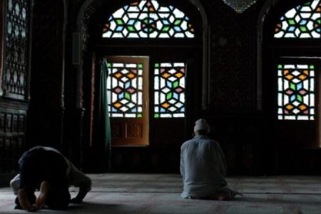 نماز بین ظهر و عصر جمعه چیست و خواندن آن چه مزایایی دارد؟