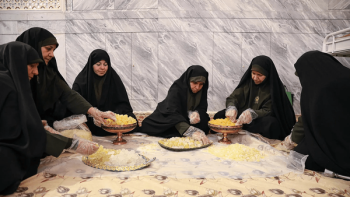 آیین بستهبندی نبات متبرک در حرم امام رضا(ع)+تصاویر