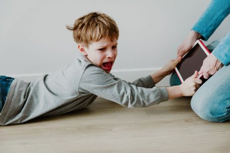 نخستین تلفن همراه کودک؛ چه زمانی؟
