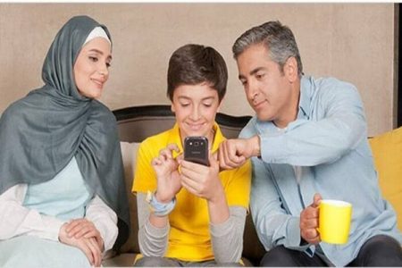 ۶ گام برای گفت‌وگوی بدون تنش با نوجوان درباره سیاست