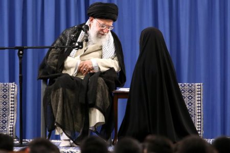 ببینید| رهبر شهید پاسخ می‌دهد: چگونه قرآن معادلات تمدن غرب درباره زن را برهم می‌زند؟