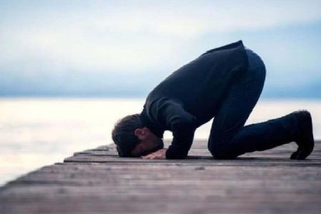 آیا سجده زیارت عاشورا بر روی دست صحیح است؟