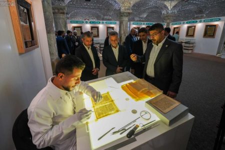 نمایش نسخه‌های خطی و قرآنی گنجینه علوی در نجف اشرف + تصاویر