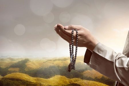 نماز حاجات چگونه خوانده می‌شود؟