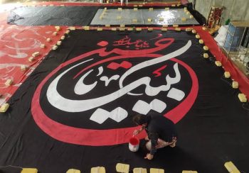 قصه مردی که نام شهدا را به آسمان کربلا میفرستد