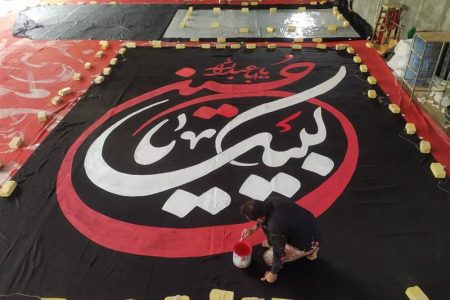قصه مردی که نام شهدا را به آسمان کربلا میفرستد