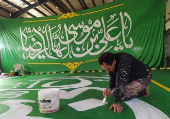 قصه مردی که نام شهدا را به آسمان کربلا میفرستد