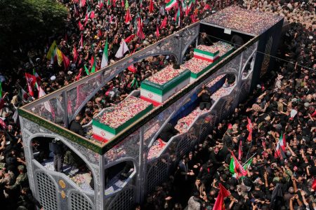 ابهت ملت ایران را در بدرقه و تشییع امام شهید ببینیم