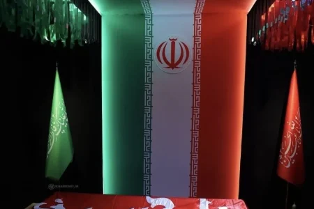پرچم مقدس حرم حسینی روی پیکر مطهر رهبر شهید؛ قابی ماندگار از وداع عاشورایی