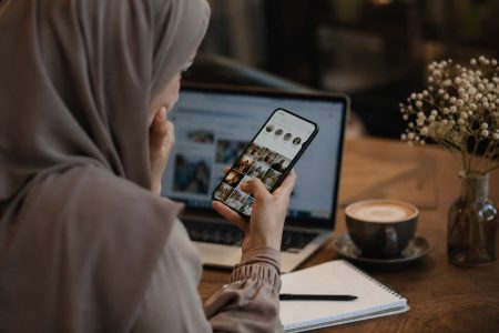 زندگی بدون حریم خصوصی؛ چرا همه‌چیز را استوری می‌کنیم؟