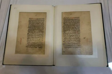 رونمایی از نسخه خطی کتاب اهدایی رهبر شهید به کتابخانه حرم رضوی