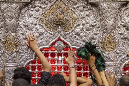 نام امام حسین(ع) و زیارت قبر او شعار و علامت دین است